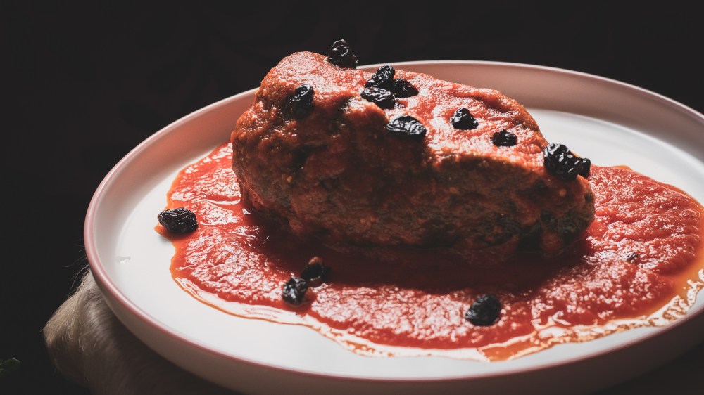 Chile poblano relleno de huitlacoche, chapulines y queso asadero, y recado de jitomate con epazote y chiles cascabel y catarino